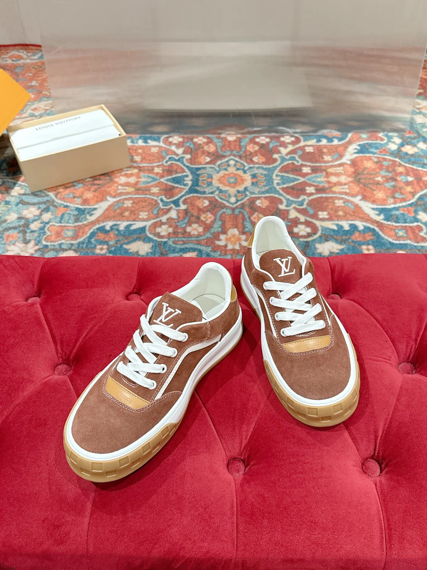 👟👟Ex-factory price 640👟👟 LV men's new tilt sneakers, classic catwalk style, air-glue technology, very comfortable on the feet. Luxurious materials, fine workmanship, European made English letters printed on the midsole, the upper is made of calfskin, the side is decorated with the brand LOGO and signature, the latest latex foot pads ➕ mesh lining, the foot feels super comfortable. Two-color TPU combination outsole. Packing process Goodyear stitched seam fabric: first-layer cowhide, lining: customized silky mesh lining-first-layer silk cowhide lining Bottom thickness: 0.5cm ☑️size: men's 39-44 (45 customized, non-returnable)